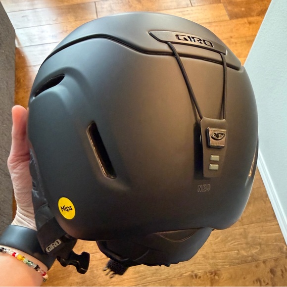 GIRO Neo MIPS Matte Black Adult Helmet - Picture 2 of 2
